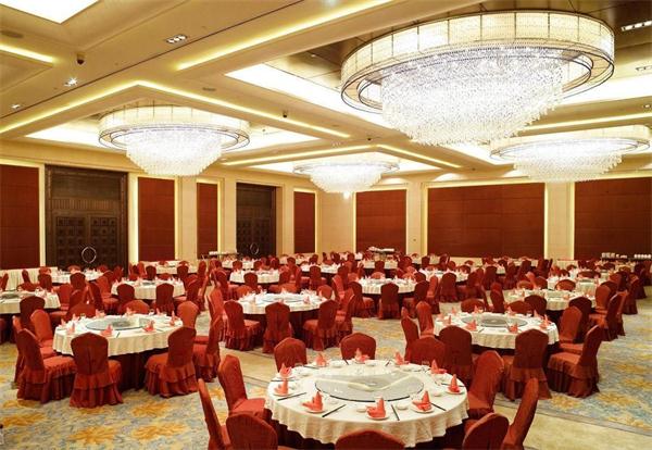 供應(yīng)大型酒店宴會廳水晶燈具 廠家一站式定制設(shè)計(jì)方案
